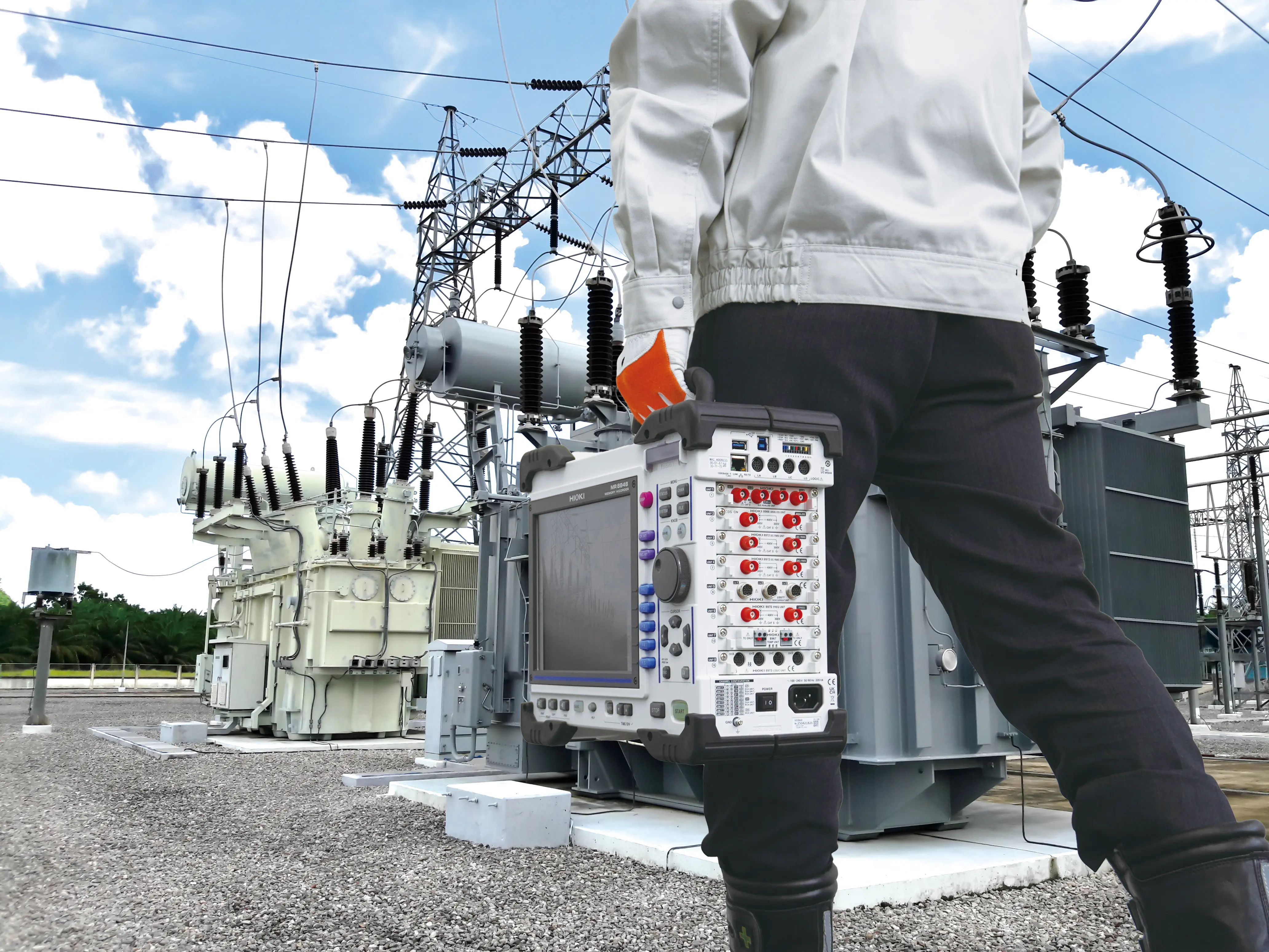 HIOKI MR8848 - Modular 32-channel memory recorder, 20 MS/s, 1000 V direct input, rugged design