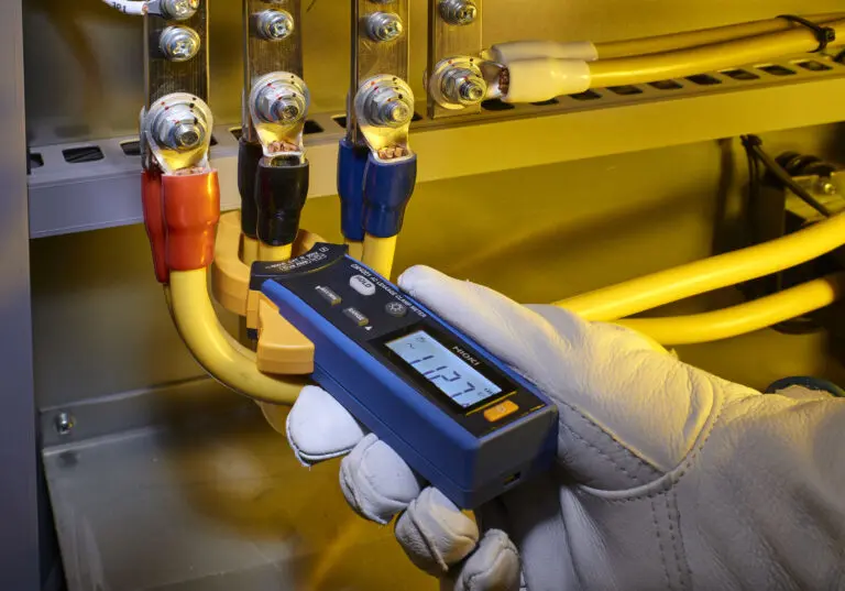 HIOKI's current clamp in action